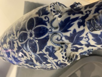 Tien overwegend Chinese blauw-witte, famille rose en Imari-stijl vaasjes, Kangxi en later